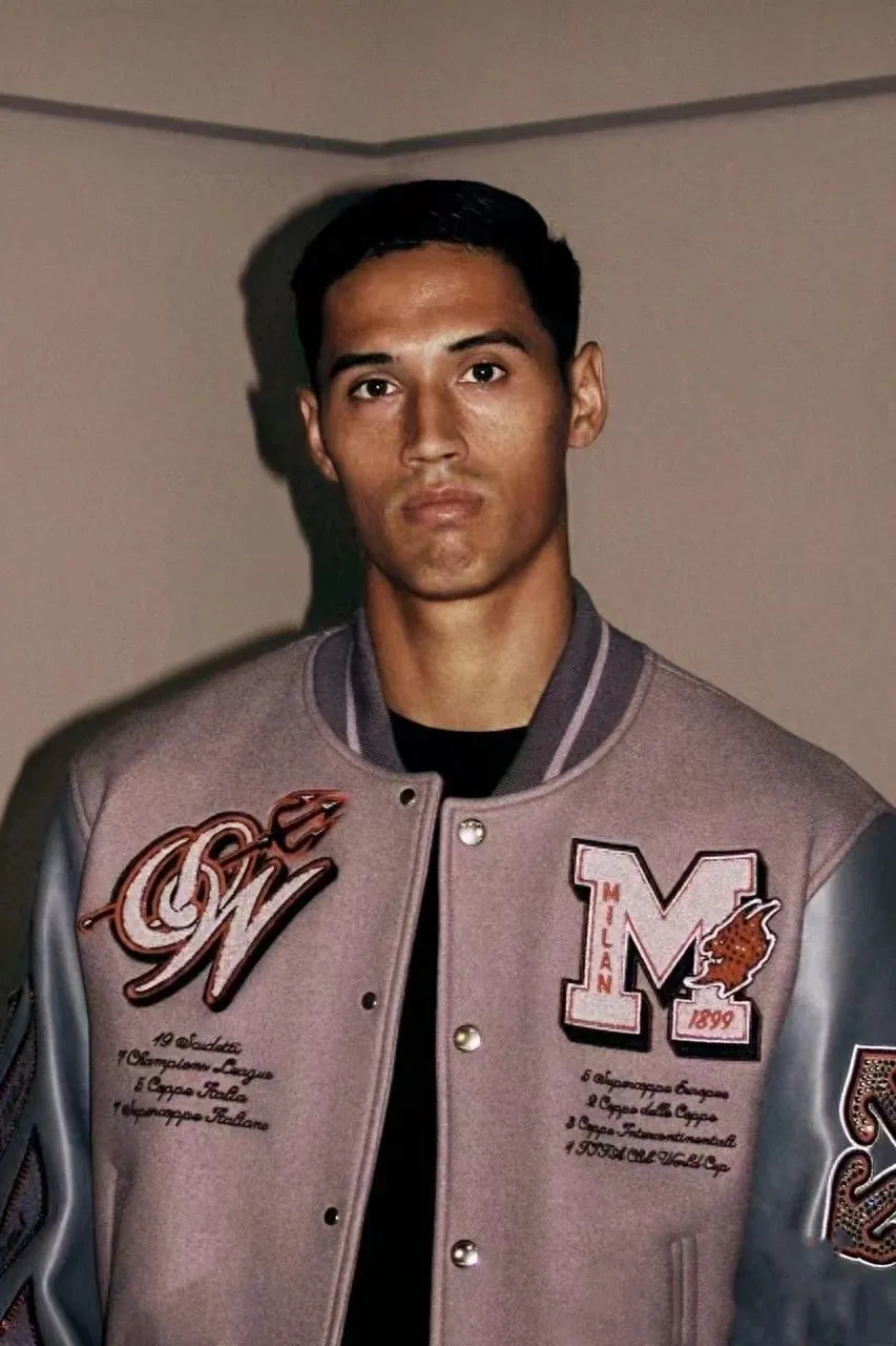 ♻️💯Reference model picture for the upper body❤️Top tested version off white New AC Milan co-branded heavy-duty embroidered rhinestone baseball jacket. Many NBA stars wear it. It is a sincere heavy-duty baseball uniform. This baseball jacket uses a leather sleeve splicing design. The main body fabric is made of 80% wool and 20% polyester blended fabric. The single piece is thick and the upper body texture is very good. The inner layer is very soft and customized with cupro silk lining. The upper body is soft and skin-friendly, and the middle layer is quilted. The wavy stitching ensures no cotton leakage. The embroidery part has an embroidery on the front and back. It is made with imported Tajima embroidery machine and towel embroidery process. It seems simple but the process is very complicated. This towel embroidery is not formed in one piece, but is divided into three parts: the bottom, middle and upper part. The bottom is black and the top is black. The pattern is sewn using towel embroidery technology. The middle layer is embroidered with white yarn to outline the shape and then sewn on the bottom. The layering is obvious. Each part needs to be made separately and sewn together. It is different from the one-piece version on the market! Accessories: First, placket snaps, heavy-duty metal snaps, separate mold opening and customization, mold opening fee 8K. Accessory materials, snap buttons, and zippers all need to be molded and customized. The overall shape adopts a pure American retro wide sleeve shape, which fully demonstrates the loose shoulder effect. The fabric is selected from heavy woolen to show a wide and stylish wearing posture. The interior uses thick quilted cotton as the liner. The entire jacket has a thicker texture and is cold-proof, warm and stylish. Gray, size: S M L XL P:700